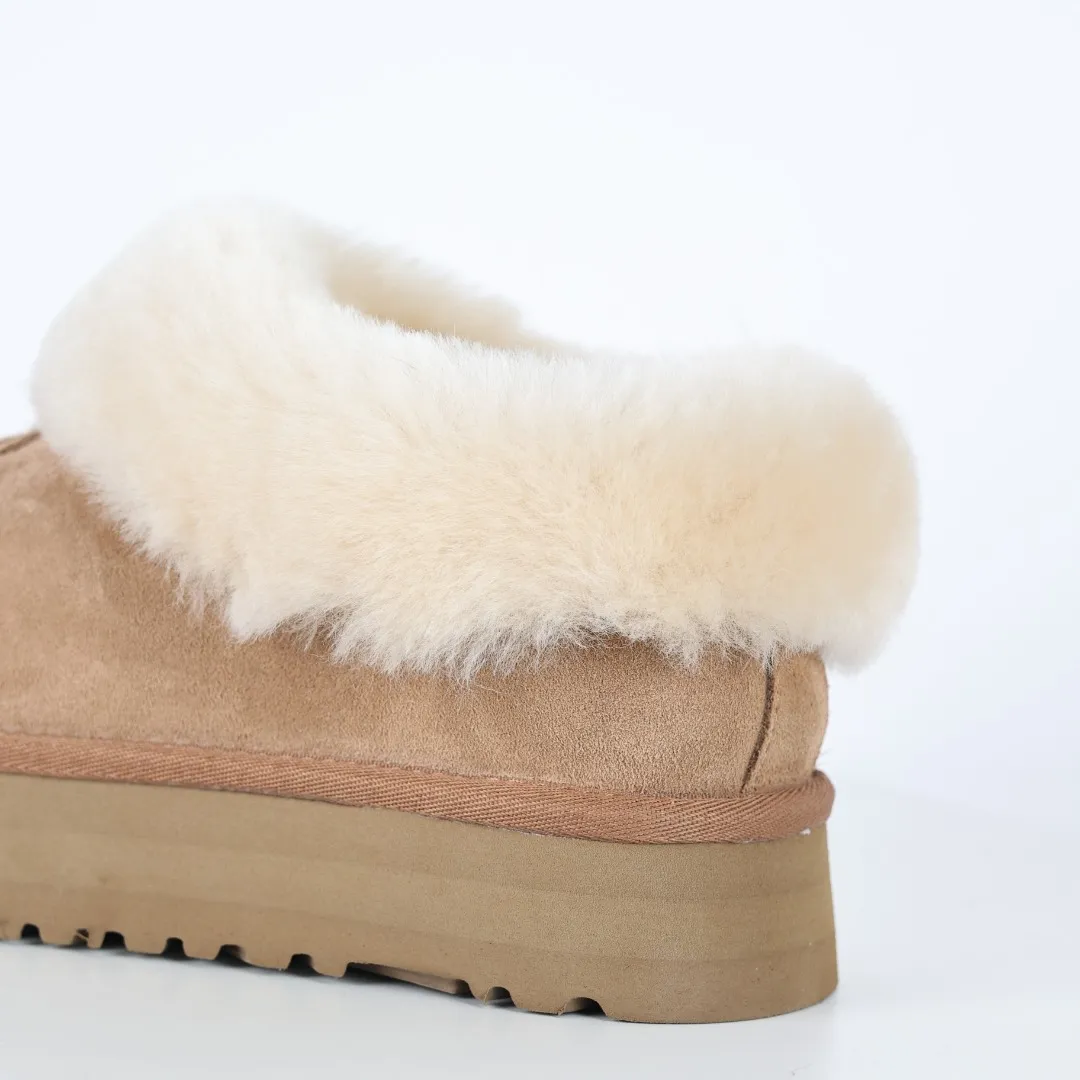 Pick up locally 💰540 Core recommendation with good price It is a very suitable choice for home use. In recent years, uug has launched a series of styles, which are partially geared towards the preferences of young consumers and have also moved to the forefront of fashion trends. Shoe body material: water-repellent coated suede upper, 17 mm UGGPURE™ implantable wool insole, lightweight non-slip and comfortable rubber outsole, with brand LOGO and trademark, with full packaging Size: 35 36 37 38 39 40
